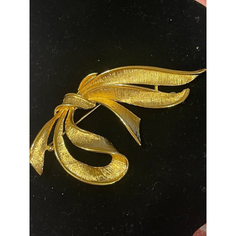 Napier Gold Tone Twirled Ribbon Brooch Vintage